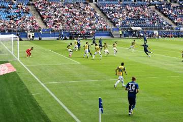 上半场0-2落后！维修斯场上散漫散步，消极态度彻底引发皇马球迷强烈不满（配图示意）